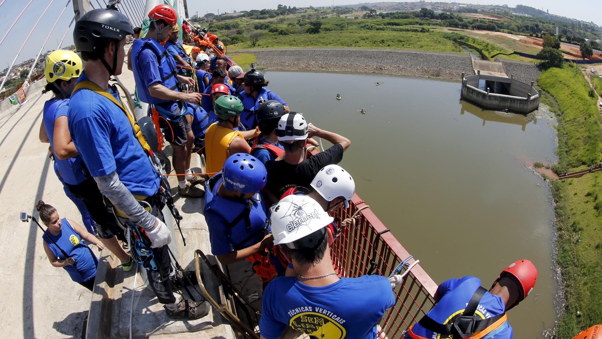 Lebih dari Seratus Warga Lakukan Lompat Jembatan Serentak
