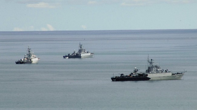 Perbaikan saat ini tengah dilakukan TNI Angkatan Laut dengan cara mengelas lambung kapal yang robek.