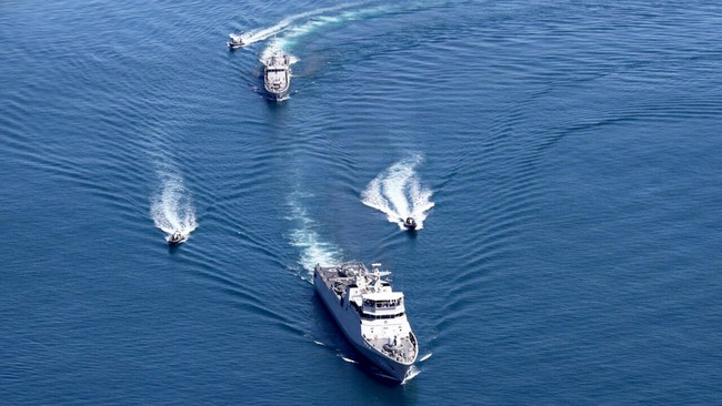 Multilateral Naval Exercise Komodo dihadiri lebih dari 20 kapal perang dari 15 negara. Kegiatan ini merupakan upaya diplomasi pertahanan laut.