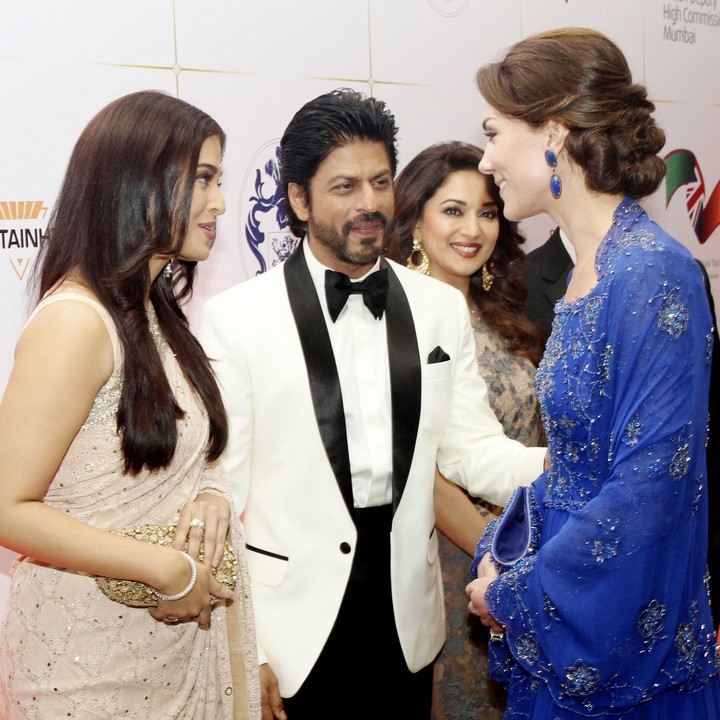 <p>Gayanya selalu memukau, tak terkecuali saat berjumpa dengan aktor kenamaan Bollywood Shah Rukh Khan ini, Bunda. Kate tampil stunning dengan warna biru terang, yang membuatnya makin glamor. (Foto: REUTERS/Rafiq Maqbool/Pool)</p>