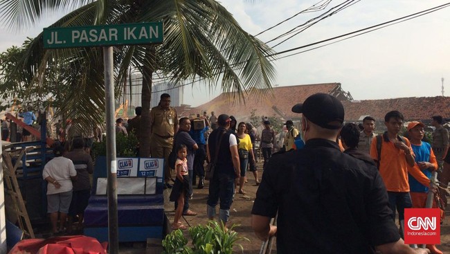 Masyarakat sempat melempari petugas dengan kayu dan batu. Namun petugas tetap maju untuk menertibkan bangunan di kawasan Pasar Ikan Penjaringan.