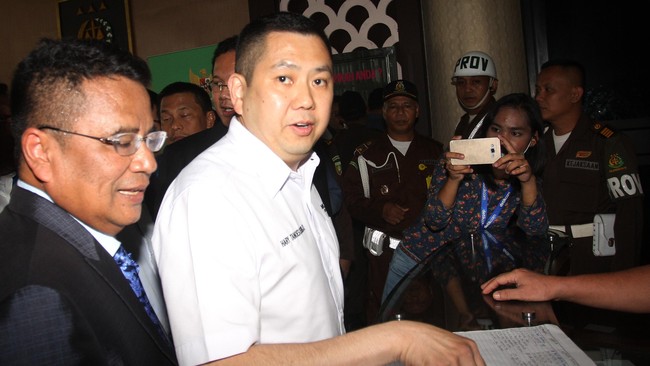 Status tersangka ini ditetapkan sejak dua hari lalu saat Surat Pemberitahuan Dimulainya Penyidikan (SPDP) diserahkan ke kejaksaan.