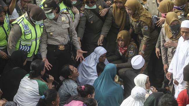 Sejumlah warga Pasar Ikan Penjaringan menolak relokasi ke rumah susun. Di antara mereka bahkan tak masuk daftar relokasi karena tak berstatus pemilik rumah.