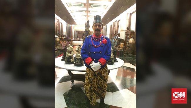 Gurat keriput di wajah Suparlan seolah menggambarkan titik pengabdian terhadap perkembangan budaya, wisata, dan kejayaan keraton dengan jadi bergodo.