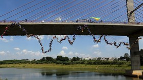 Lebih dari Seratus Warga Lakukan Lompat Jembatan Serentak
