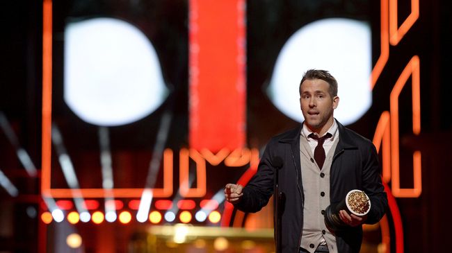 Ryan Reynolds pemeran Deadpool ingin penulis ada di lokasi syuting, sementara Fox tidak membayar mereka untuk itu.