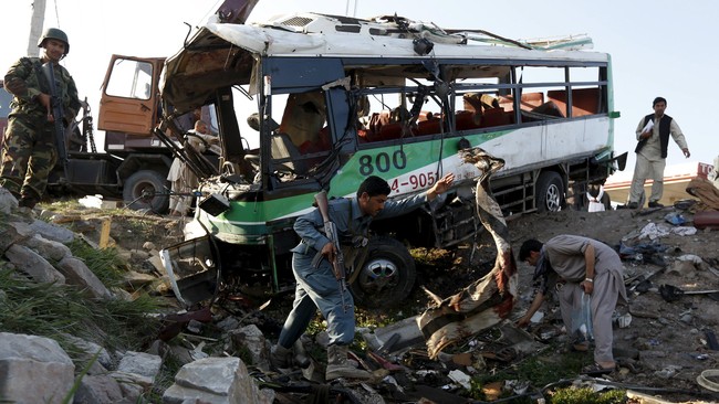 Bus penumpang menabrak truk tangki bensin di bagian selatan Afghanistan, menyebabkan ledakan besar yang menewaskan 35 orang dan melukai lebih dari 20 lainnya.