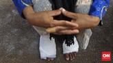 Merendam Kaki di Semen demi Pegunungan Kendeng Di depan Istana Negara, sembilan pasang kaki dibenamkan ke adonan semen sebagai bentuk penolakan atas pabrik semen di Pegunungan Kendeng, Rembang.