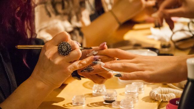 Bila biasanya para wanita menghabiskan berjam-jam pergi ke salon, kini makin banyak perempuan memilih 'nyalon' di rumah.