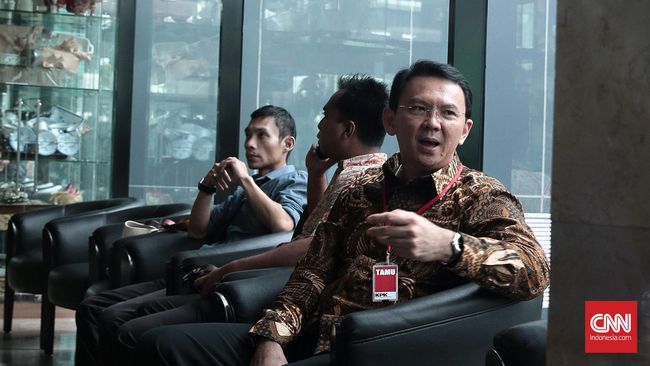 Isu Lindungi Ahok di Sumber Waras, Jokowi Diminta Klarifikasi Fadli Zon menilai, klarifikasi soal isu melindungi Gubernur Ahok harus dilakukan Presiden Jokowi karena telah meresahkan publik.