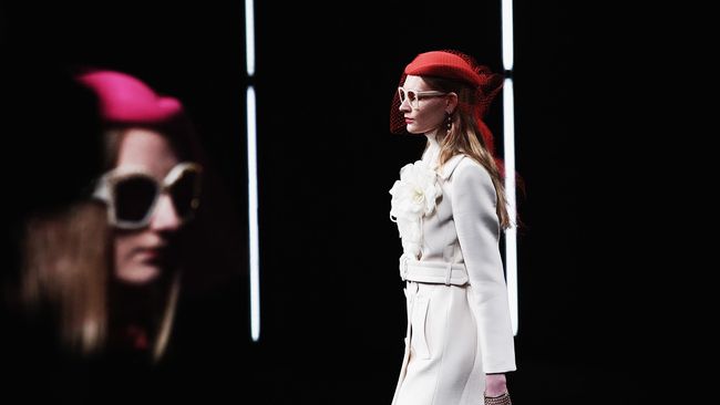 Mulai tahun depan, Direktur kreatif Gucci Alessandro Michele hanya akan menampilkan satu koleksi per musim, yang menyatukan koleksi busana pria dan wanita.