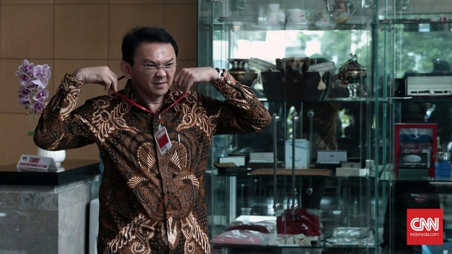Para pendemo menuntut KPK menetapkan Ahok sebagai tersangka dalam perkara dugaan korupsi RS Sumber Waras.