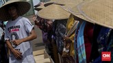 Merendam Kaki di Semen demi Pegunungan Kendeng Di depan Istana Negara, sembilan pasang kaki dibenamkan ke adonan semen sebagai bentuk penolakan atas pabrik semen di Pegunungan Kendeng, Rembang.