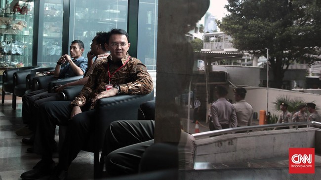 Ahok memang mengaku dekat dengan bos Agung Sedayu, Aguan. Namun dua bangunan milik pengembang properti itu sudah dibongkar karena melanggar aturan.