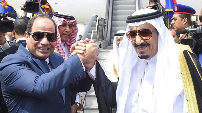 Menurut pemerintah Mesir, dua pulau di Laut Merah itu dulu adalah milik Saudi sehingga harus dikembalikan. Keputusan Mesir ini menuai protes di media sosial.