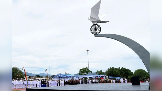 Monumen Merpati Perdamaian melambangkan perdamaian sebagai hal yang rentan. Untuk mengelola perdamaian, dibutuhkan kerja sama pertahanan antarnegara.