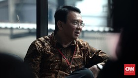 Ahok: Perahu Kano Penyumbat Saluran Air Disengaja
