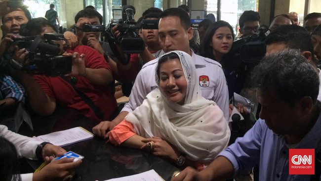 Ketum Partai Republik Satu Hasnaeni Moein alias Wanita Emas' mengadukan Ketua KPU RI Hasyim Asy'ari ke DKPP terkait dugaan pelecehan seksual.