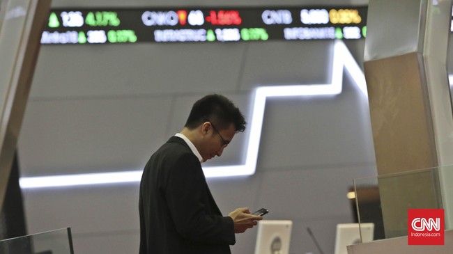 Kondisi serupa terjadi juga di pasar valuta asing, dimana nilai tukar rupiah melemah ke Rp13.438 per dolar AS.