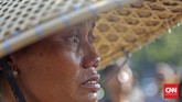 Merendam Kaki di Semen demi Pegunungan Kendeng Di depan Istana Negara, sembilan pasang kaki dibenamkan ke adonan semen sebagai bentuk penolakan atas pabrik semen di Pegunungan Kendeng, Rembang.