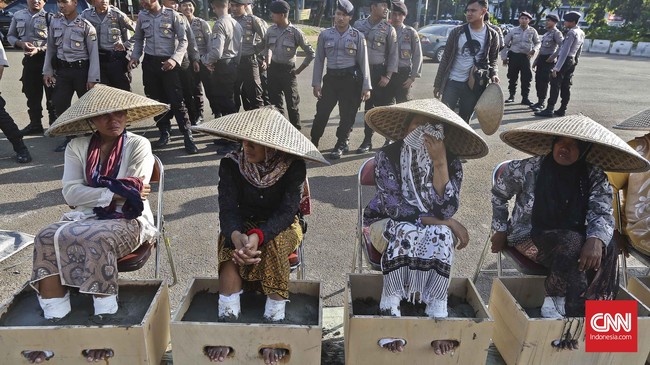 Aksi jalan kaki itu merupakan bentuk penolakan mereka terhadap pembangunan industri semen di Kecamatan Kayen dan Tambakromo, Pati, Jawa Tengah.