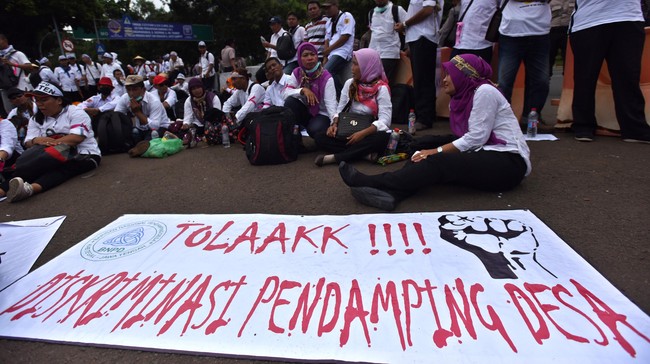 PNPM Perdesaan merupakan program pemberdayaan masyarakat dan pengentasan kemiskinan, yang pendanaan awalnya (1998) mayoritas dari pinjaman Bank Dunia.