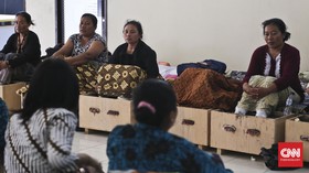 Mereka Menunggu Sampai Jokowi Hentikan Aksi Pengecoran Kaki