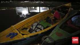 Rumah Hilang, Warga Pasar Ikan Bermalam di Perahu