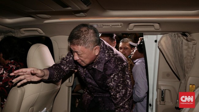 Aguan menjalani pemeriksaan sebagai saksi tersangka Presiden Direktur PT Agung Podomoro Land Tbk Ariesman Widjaja sejak pukul 08.30 WIB hingga pukul 04.00 WIB.