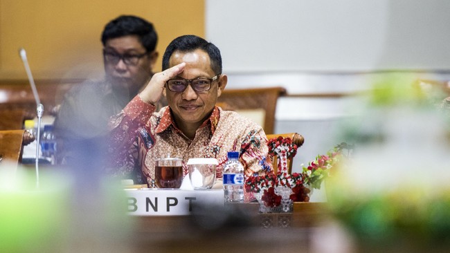 Kepala BNPT Komjen Tito Karnavian menceritakan tekanan yang mungkin dirasakan anggota Densus 88 saat beroperasi. Khususnya seputar finansial dan personal.