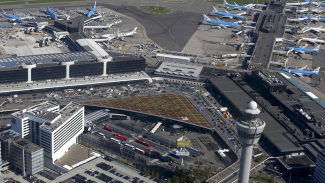 Kepolisian Belanda mengevakuasi sebagian bandara Schiphol di Amsterdam menyusul laporan adanya pria mencurigakan. Tim penjinak bom dikerahkan ke lokasi.