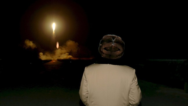 Jelang kongres Partai Pekerja bulan depan, pemerintah Korea Utara semakin berani memperlihatkan persenjataan canggih mereka.