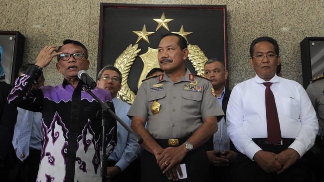 Direktorat Jenderal Pajak (DJP) mendorong pejabat negara dan aparat penegak hukum melaporkan harta tersembunyinya dengan memanfaatkan kebijakan amnesti pajak.