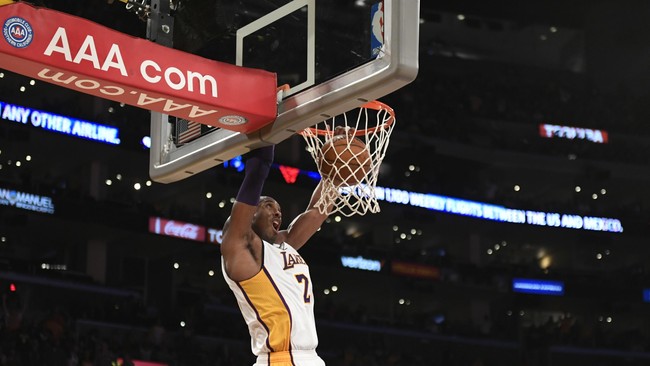 Kobe Bryant ada di lapangan bukan hanya untuk membawa Los Angeles Lakers menang, melainkan juga memberi hiburan dengan aksinya di lapangan.
