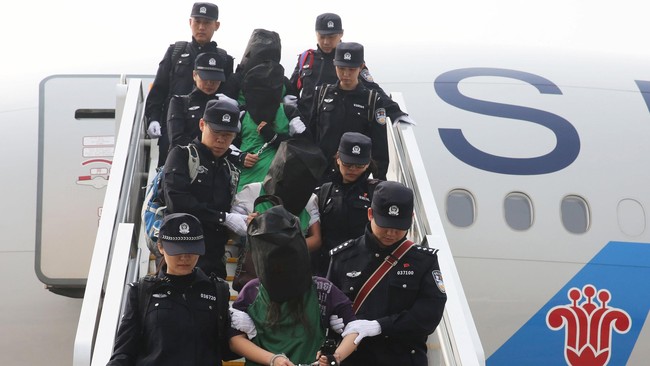 Sekelompok warga Taiwan yang dideportasi dari Kenya ke China setelah dibebaskan dalam kasus kejahatan siber diduga terlibat kasus penipuan di China.