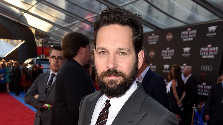 Aktor pemeran superhero Ant Man ini mengaku pernah mengajak anaknya nonton film yang nggak sesuai umur. Hmm, gimana ceritanya?