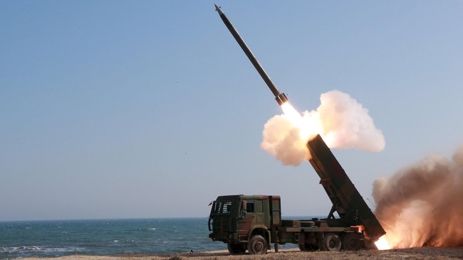 Korut menembakkan rudal sehari sebelum pertemuan Trump-Xi Jinping. Rudal yang ditembakkan adalah extended range scud berbahan bakar cair.
