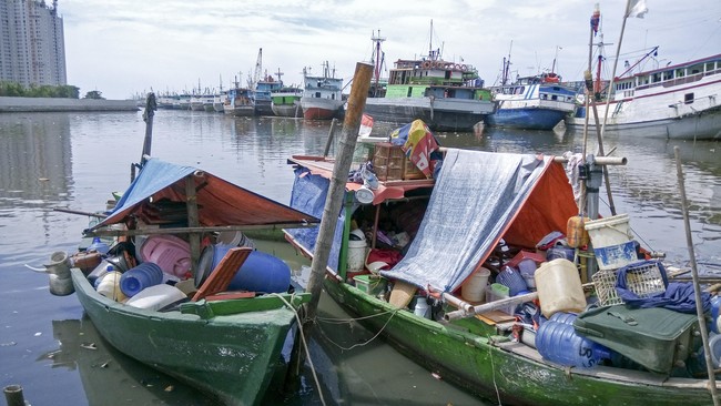 Dari sekitar 4000 warga Pasar Ikan yang tergusur, sebagiannya memilih bertahan dan tinggal di perahu yang tertambat di bantaran sungai.