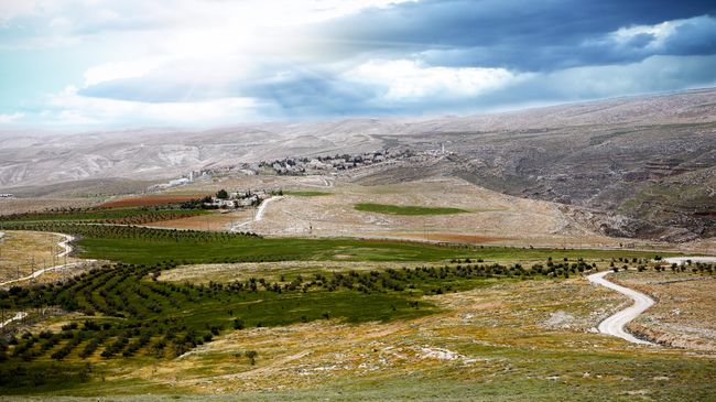 Traveler Indonesia yang berminat ke Palestina, harus menembus dinding batas Israel terlebih dulu. Cara lainnya, dengan meminta bantuan travel agent.