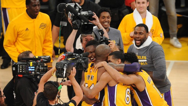 Kobe Bryant mendapatkan berbagai pujian untuk aksinya di laga terakhir yaitu mengoleksi 60 poin -- tertinggi di pertandingan LA Lakers melawan Utah Jazz itu.