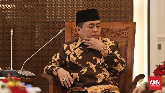 Ade menilai ada dinamika di masyarakat mengenai keberadaan WNI di luar negeri yang ingin mengabdi namun terbentur soal kewarganegaraan.