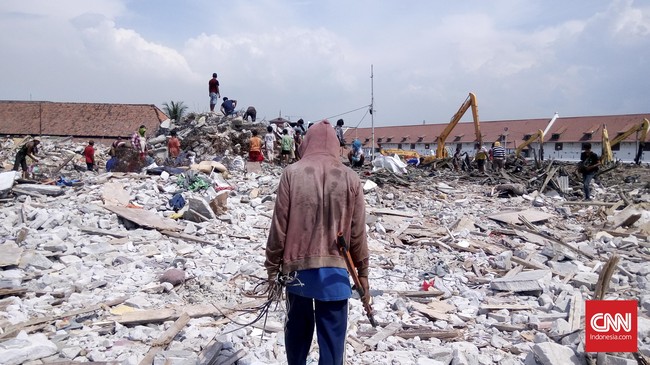 Sejak penggusuran, warga kehilangan mata pencaharian. Beberapa nelayan yang menolak digusur kini tinggal sebagai manusia perahu.