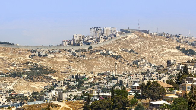 Israel melalui perusahaan air negara milik mereka memangkas atau menghentikan sama sekali pasokan air ke beberapa wilayah di Tepi Barat, Palestina.