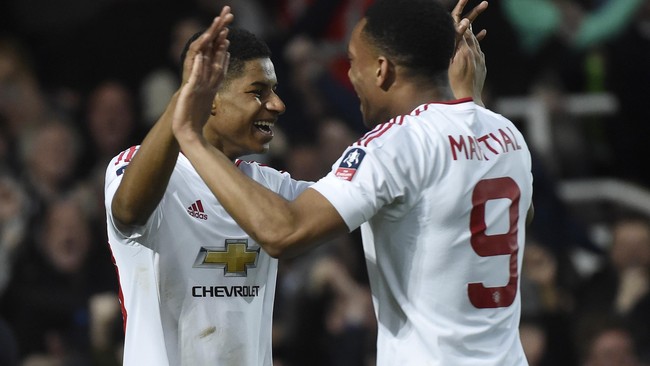 Skuat asuhan Louis van Gaal mampu mengalahkan West Ham United 2-1 pada laga ulangan perempat final dan akan bersya dengan Everton di semifinal nanti.