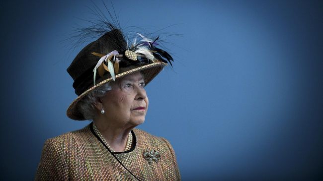 Setelah disimpan selama tujuh dekade, sepotong kue pernikahan Ratu Elizabeth yang tersimpan dalam kotak kecil akhirnya dilelang di Inggris.