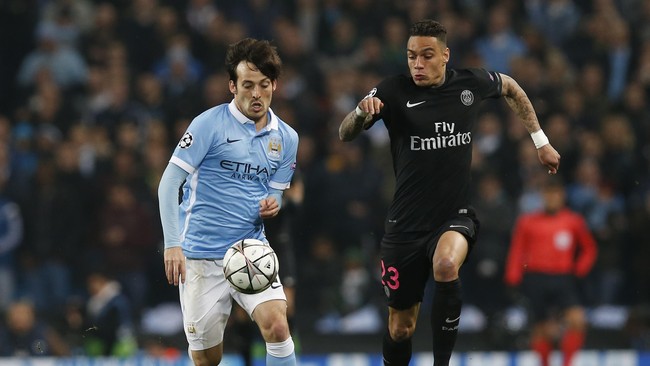 Bek sayap Les Parisiens, Gregory Van der Wiel mengaku tak bahagia karena tak selalu mendapat tempat utama di tim asuhan Laurent Blanc tersebut.