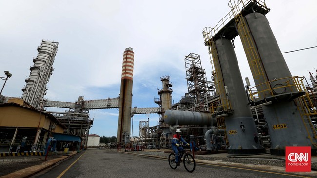 Harga minyak mentah merosot pada akhir perdagangan pekan lalu karena proyeksi ekonomi global yang anjlok.