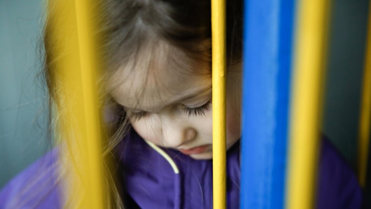 Tak harus jalan-jalan ke mal atau playground, gerakan sederhana juga bisa melepaskan stres pada anak-anak.