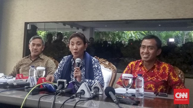 Ahok sebelumnya menantang Susi membatalkan proyek reklamasi di Teluk Jakarta setelah DPR menolak proyek tersebut.