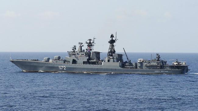 Empat kapal laut Iran telah melakukan manuver berbahaya terhadap armada tempur laut Amerika Serikat di Selat Hormuz.